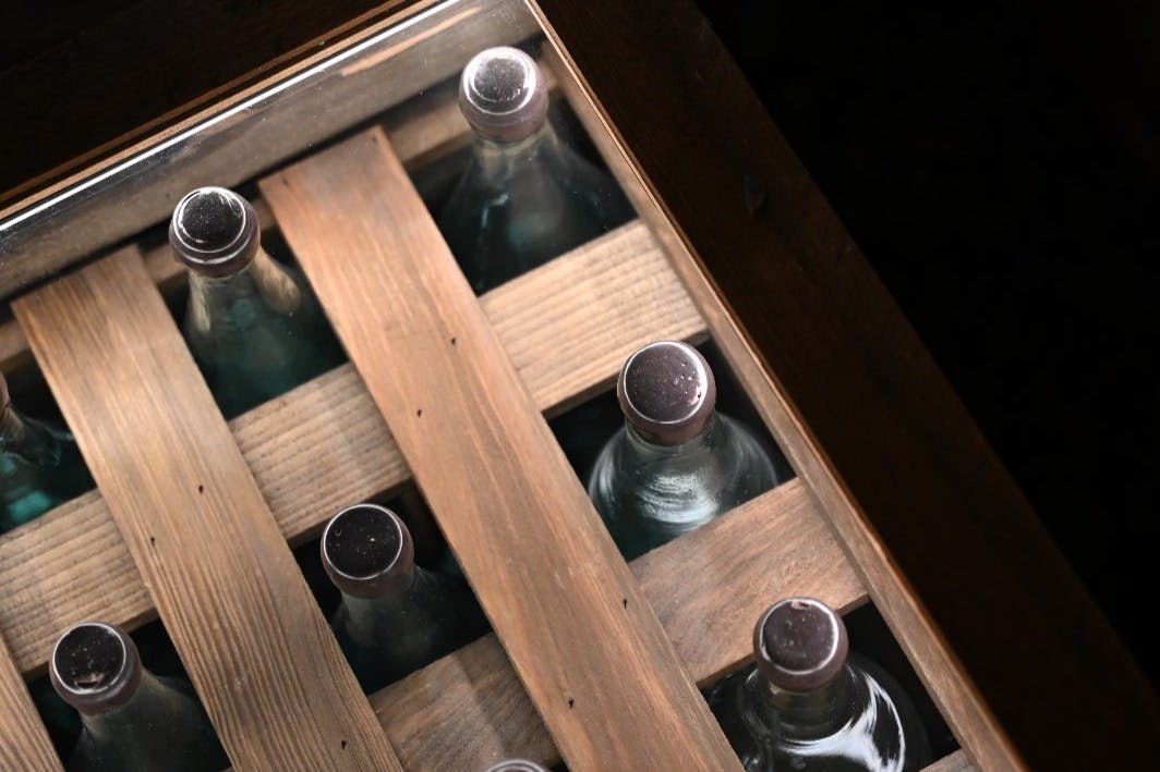 병이 가득 담긴 상자.