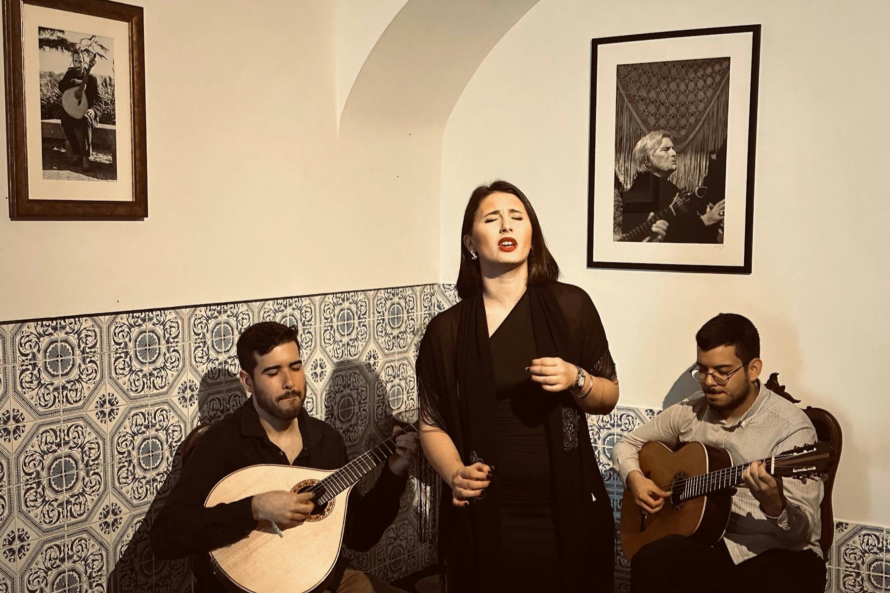 法朵歌手和吉他手在一种情感中