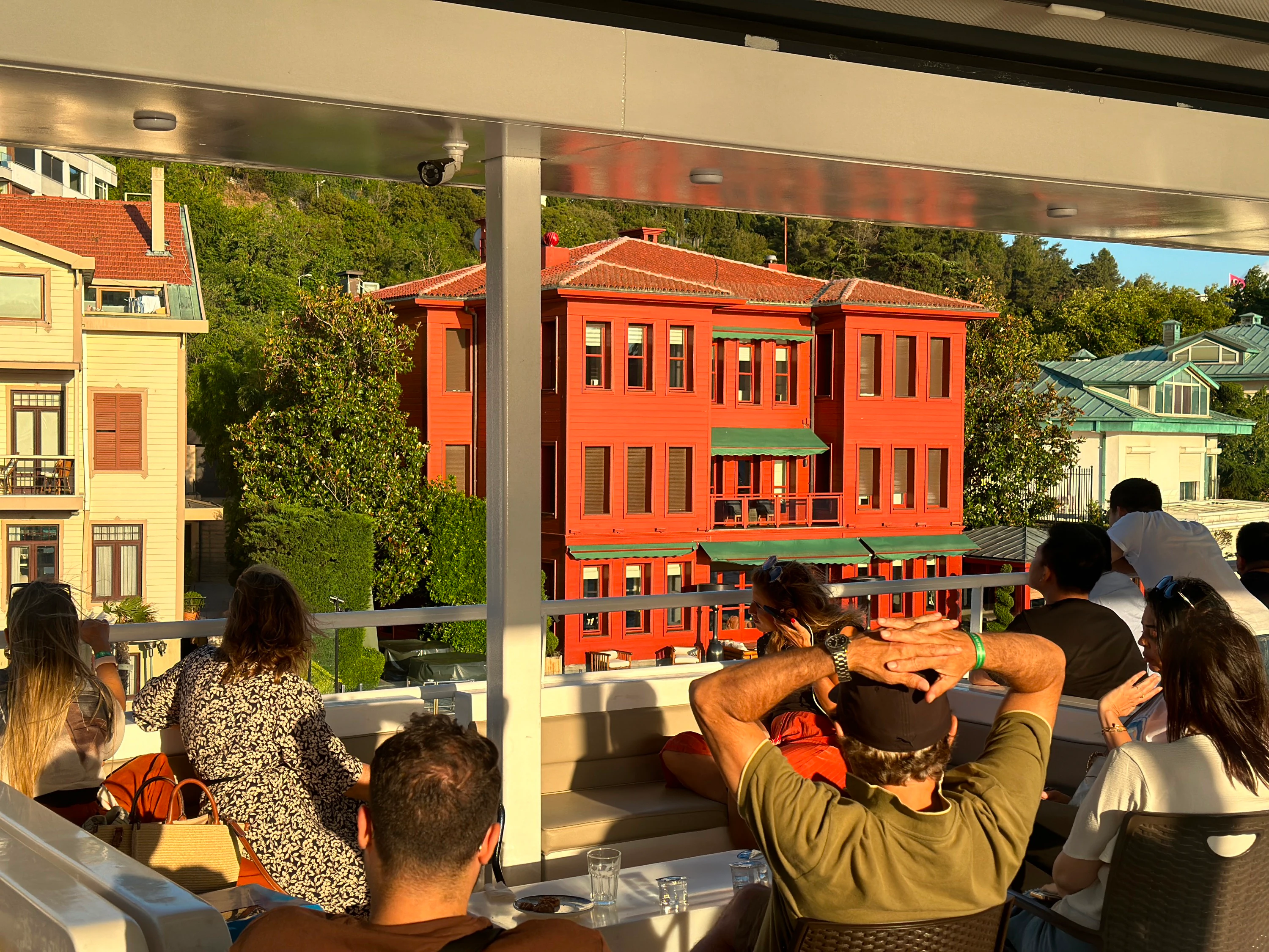 Istanbul: Mega Lufer Sightseeing Cruise with Audio Guide + Soft Drinks