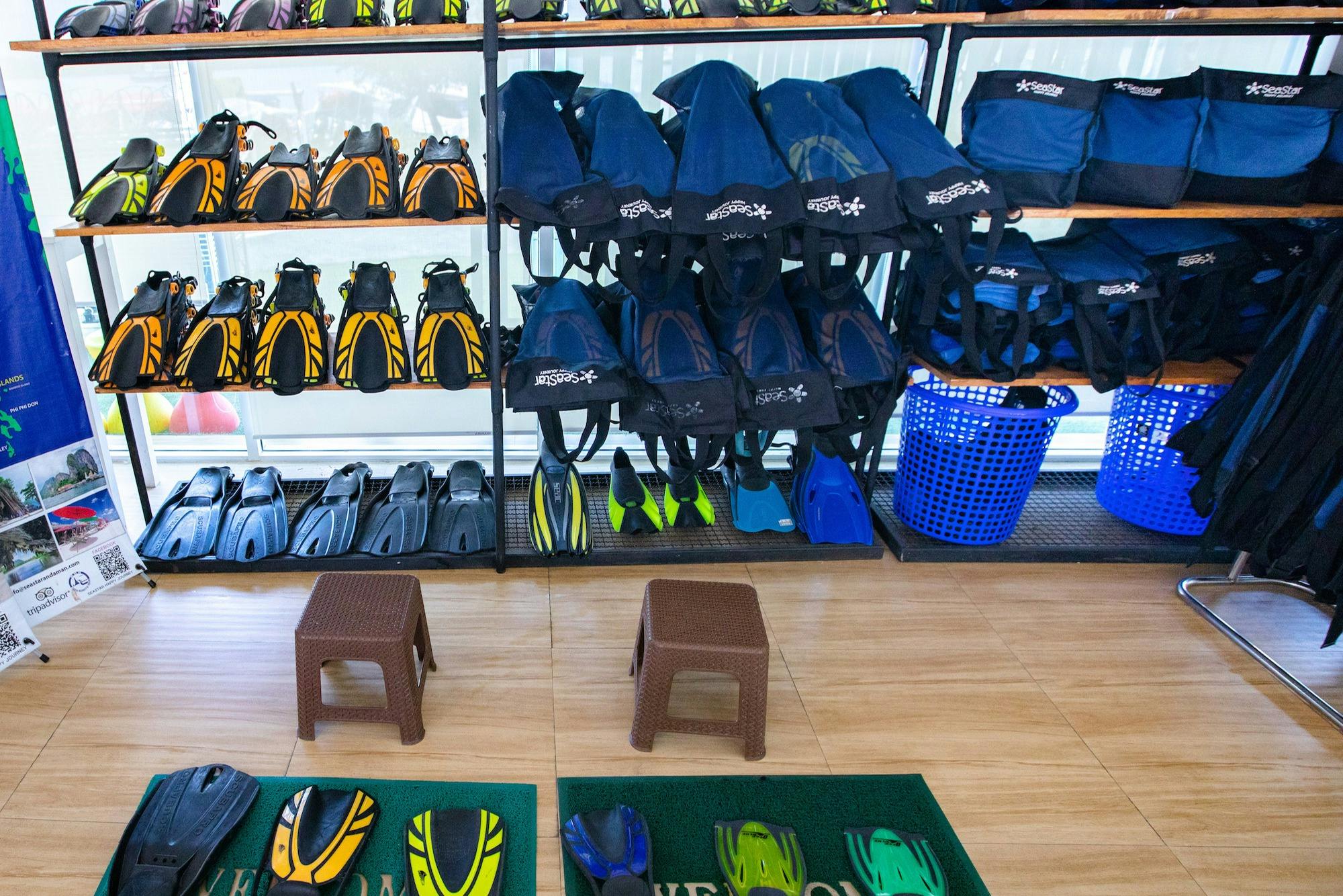 투어 시작 전에 지느러미와 스노클링 장비를 선택하세요.