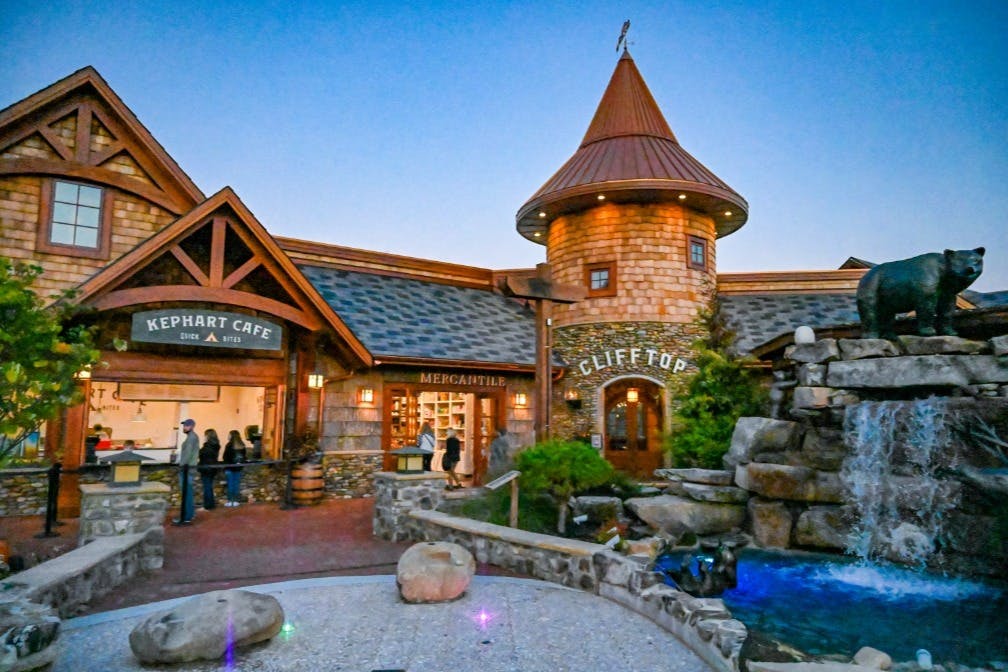 Vesnice Černého medvěda v Anakeestě