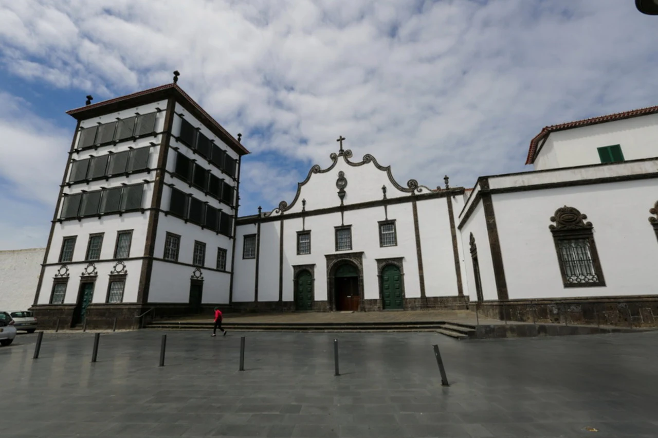 Ponta Delgada: Half-Day Guided City Tour + Transfer
