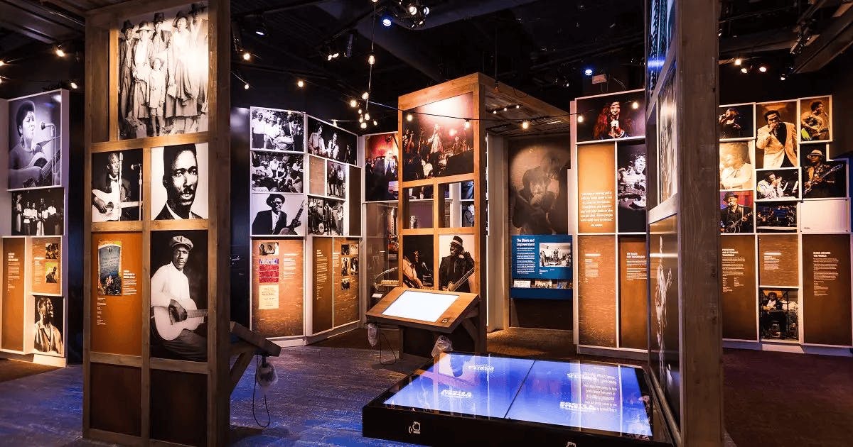 展厅内有许多黑白照片和信息面板，专门展示历史悠久的音乐家及其传记。