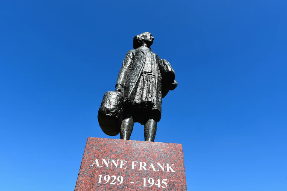 meeting point, Statue of Anne Frank At Mewerdeplein