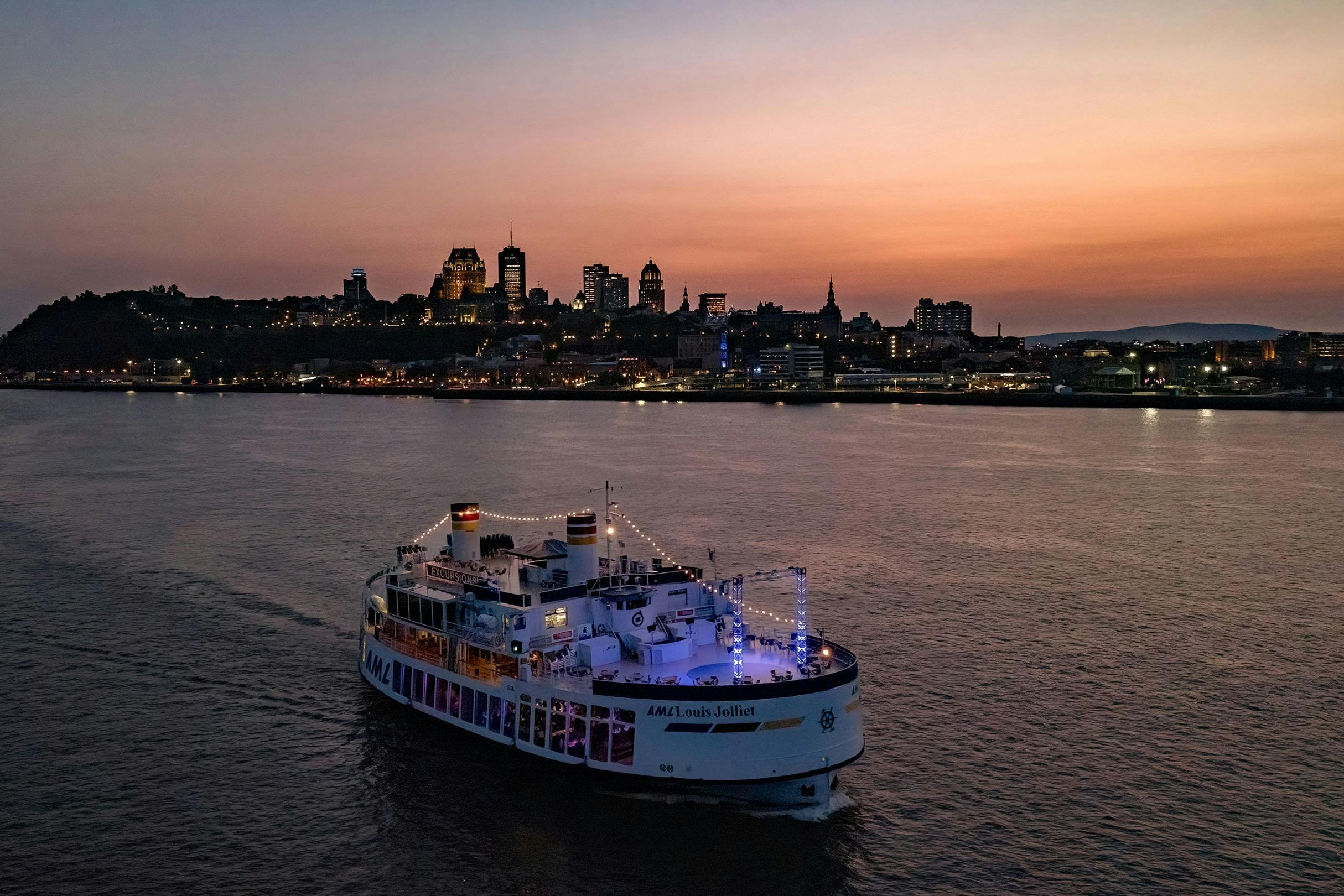 Québec City: Tour serale in barca con DJ dal vivo — 8