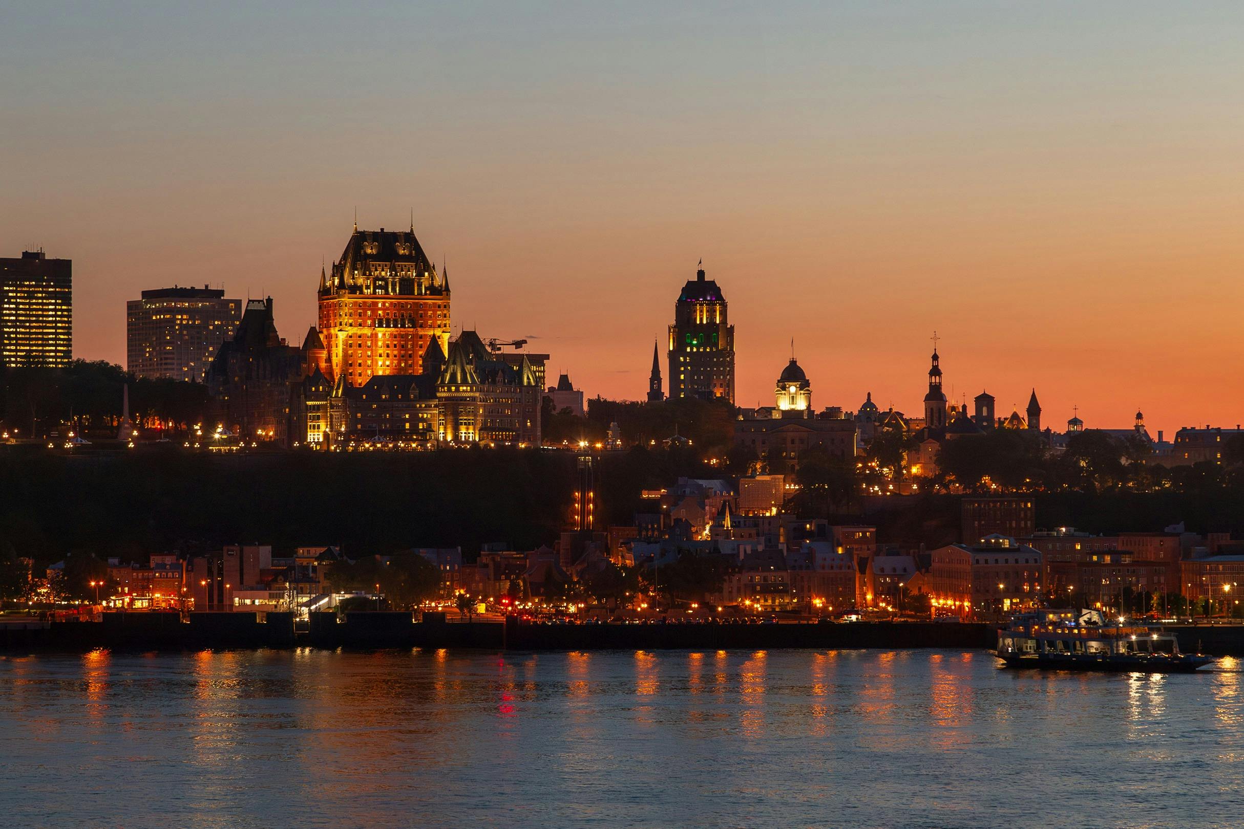 Québec City: Tour serale in barca con DJ dal vivo — 7