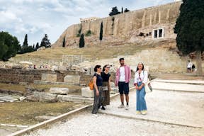 Aan de voet van de Akropolis-heuvel