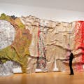 El Anatsui, En el mundo pero no conozco el mundo, 2009, alambre de aluminio y cobre, 560 x 1000 cm, colección Stedelijk Museum
