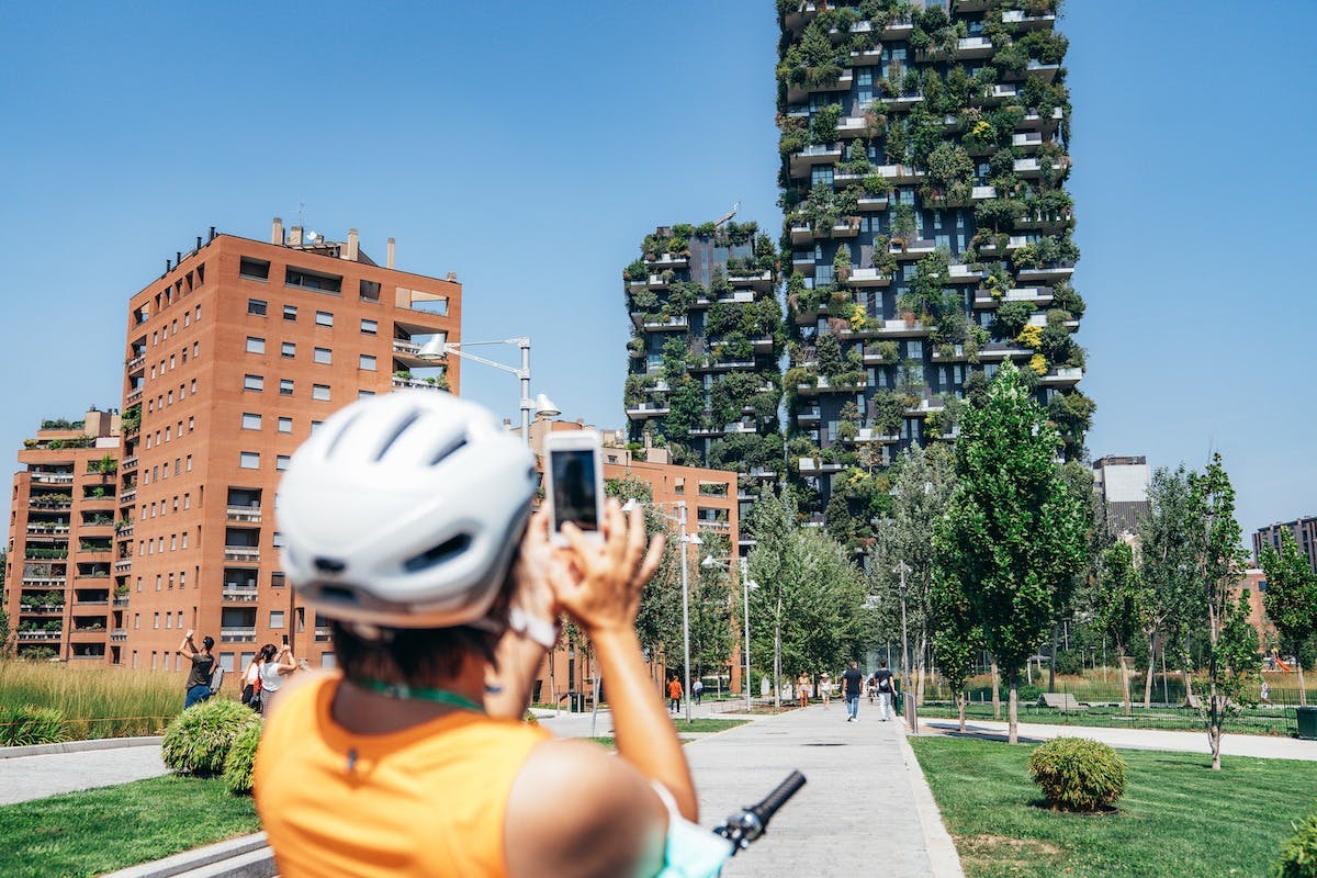 Pionowy budynek z drewna