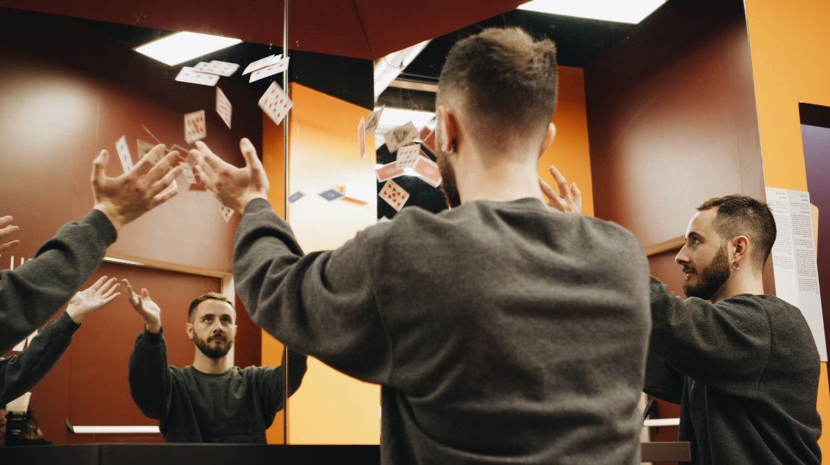 在罗马幻觉艺术博物馆的复制桌上拍照