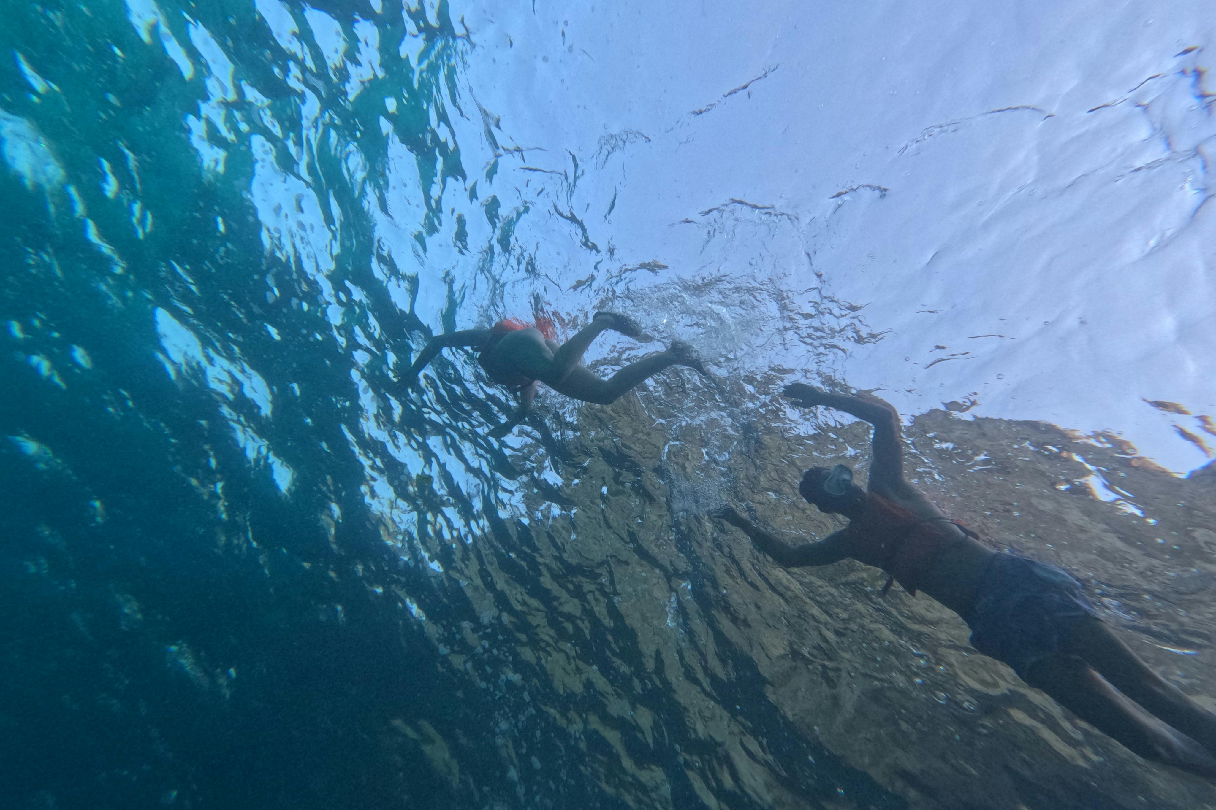 마요르카 남부 지역의 바다 동굴 투어와 카약 여행. 수영, 스노클링, 간식을 즐길 수 있는 경유지입니다.