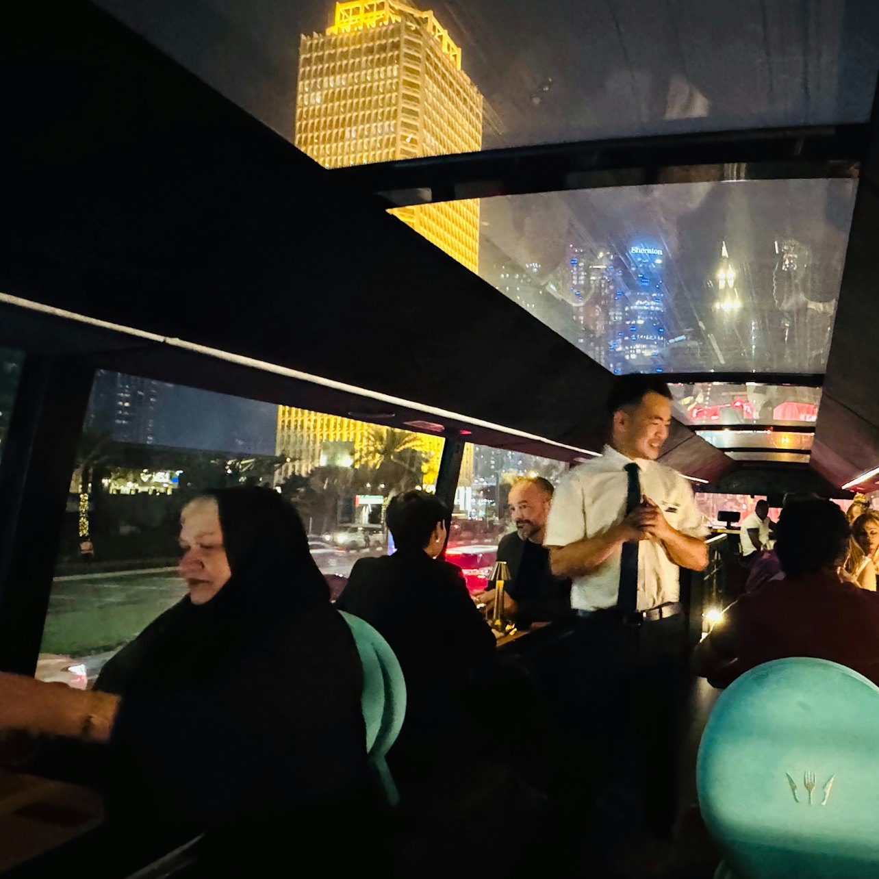Bustronomy Dubai: Guided Bus Tour + Dinner