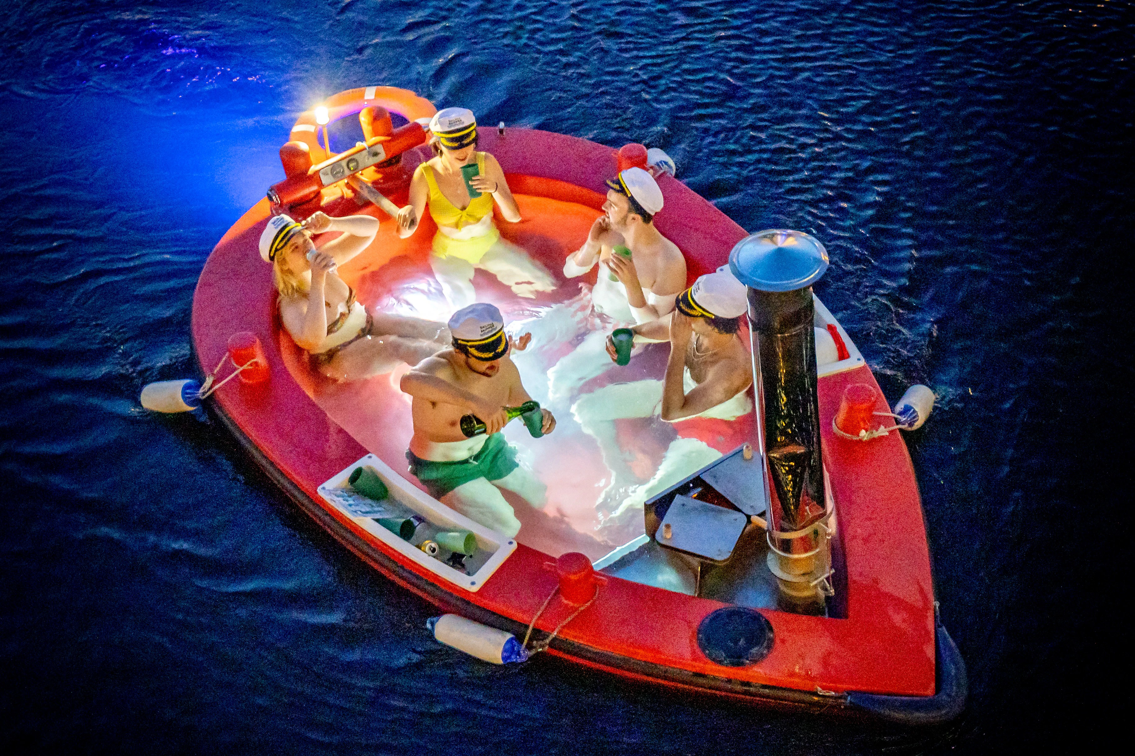 London: Hot Tub Boat Guided Historical Docklands Cruise