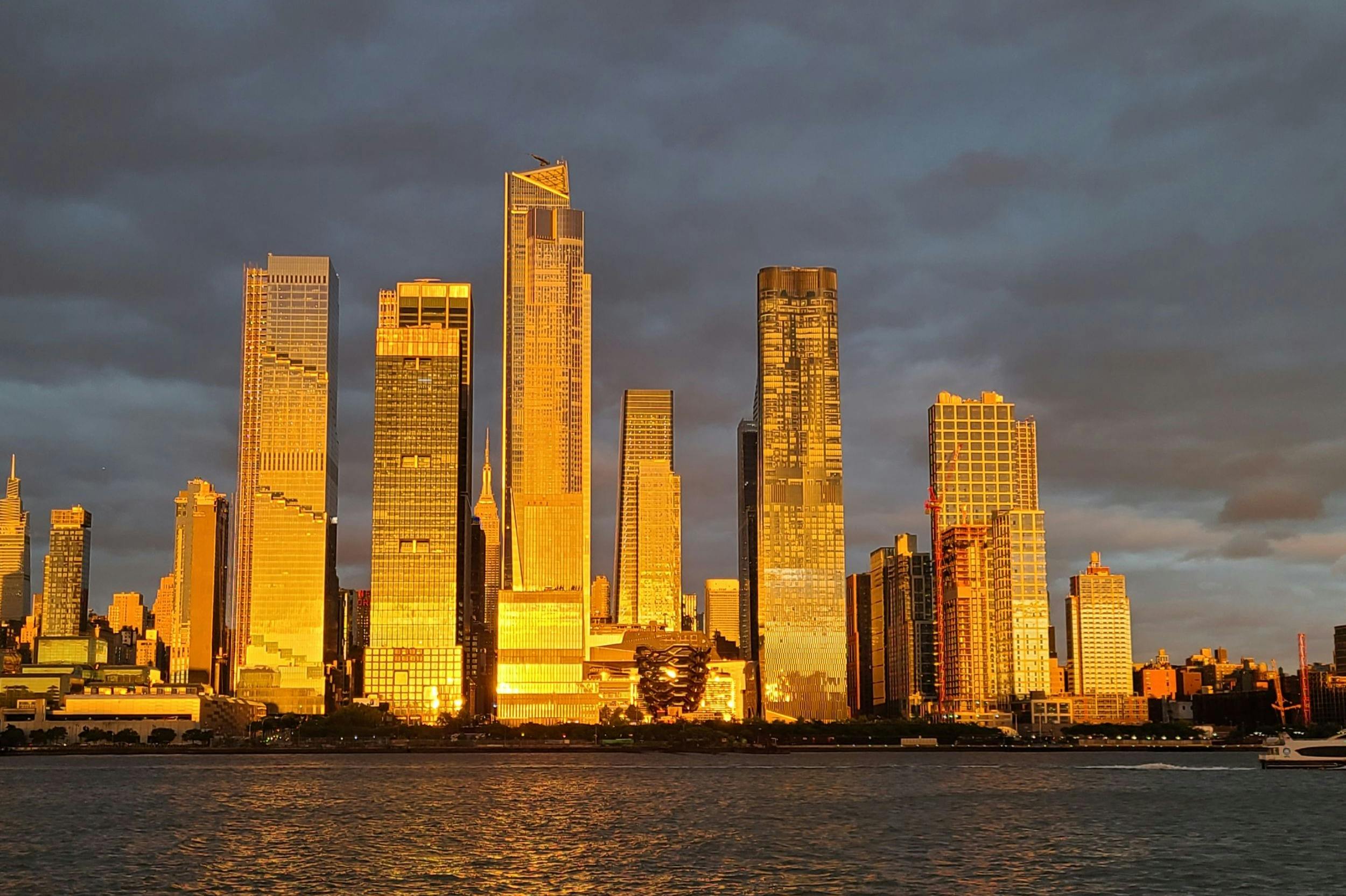 沈みゆく太陽を反射するハドソン・ヤード