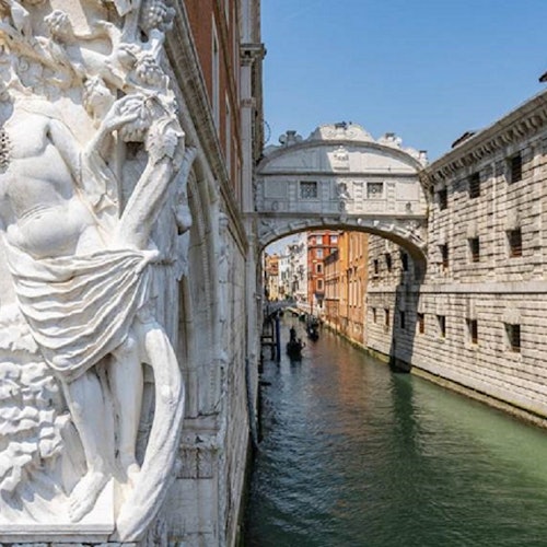 ヴェネツィア：ゴンドラに乗ってため息橋とセントマークス盆地を抜けよう(即日発券)