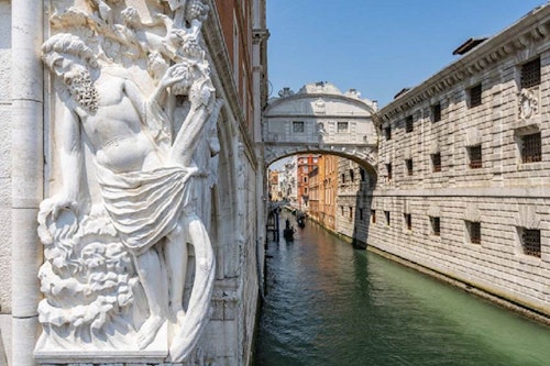 ヴェネツィア：ゴンドラに乗ってため息橋とセントマークス盆地を抜けよう(即日発券)