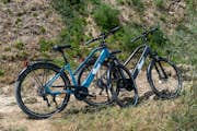 2 e-bikes in the countryside