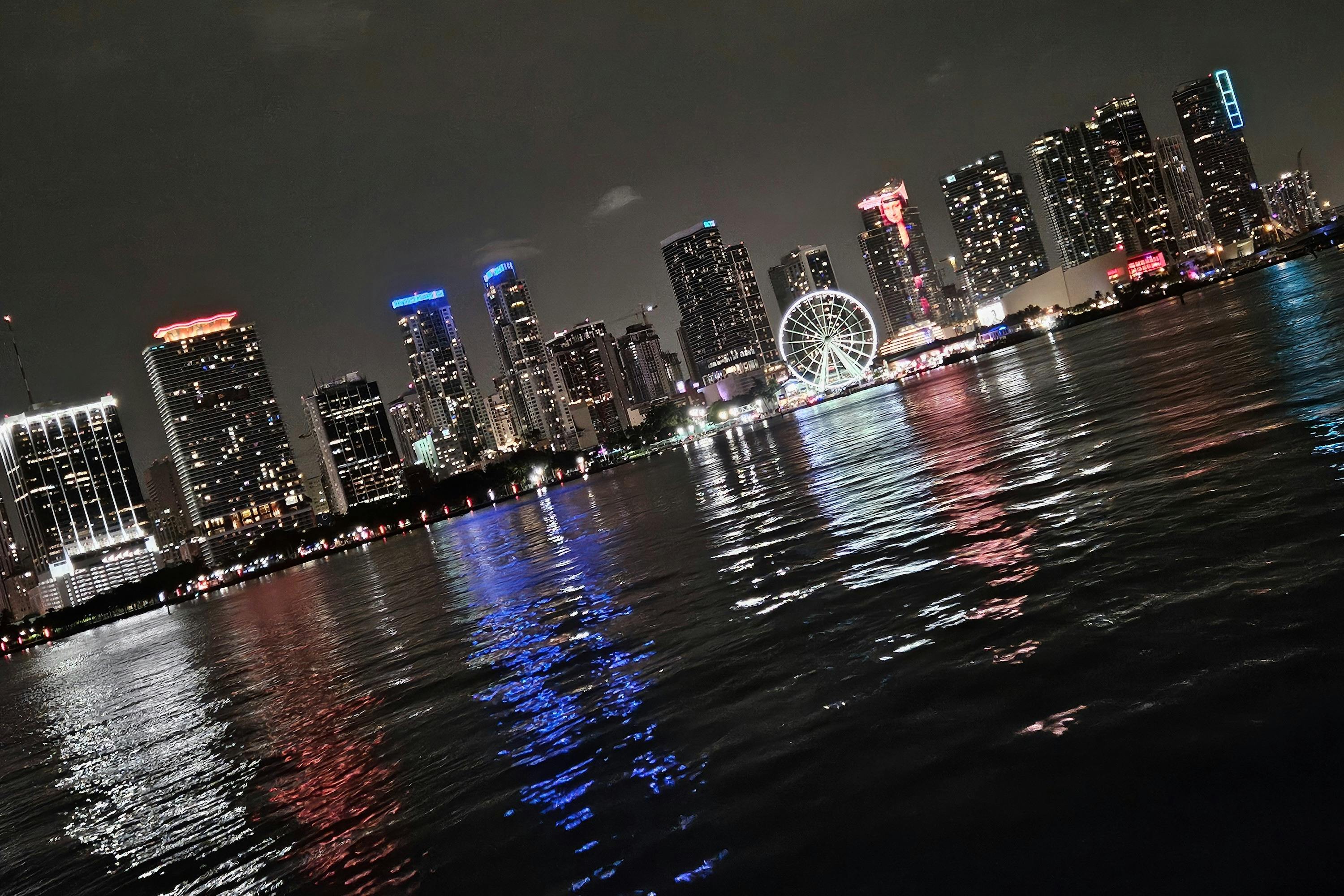 Skyline von Downtown Miami mit dem Miami Skywheel