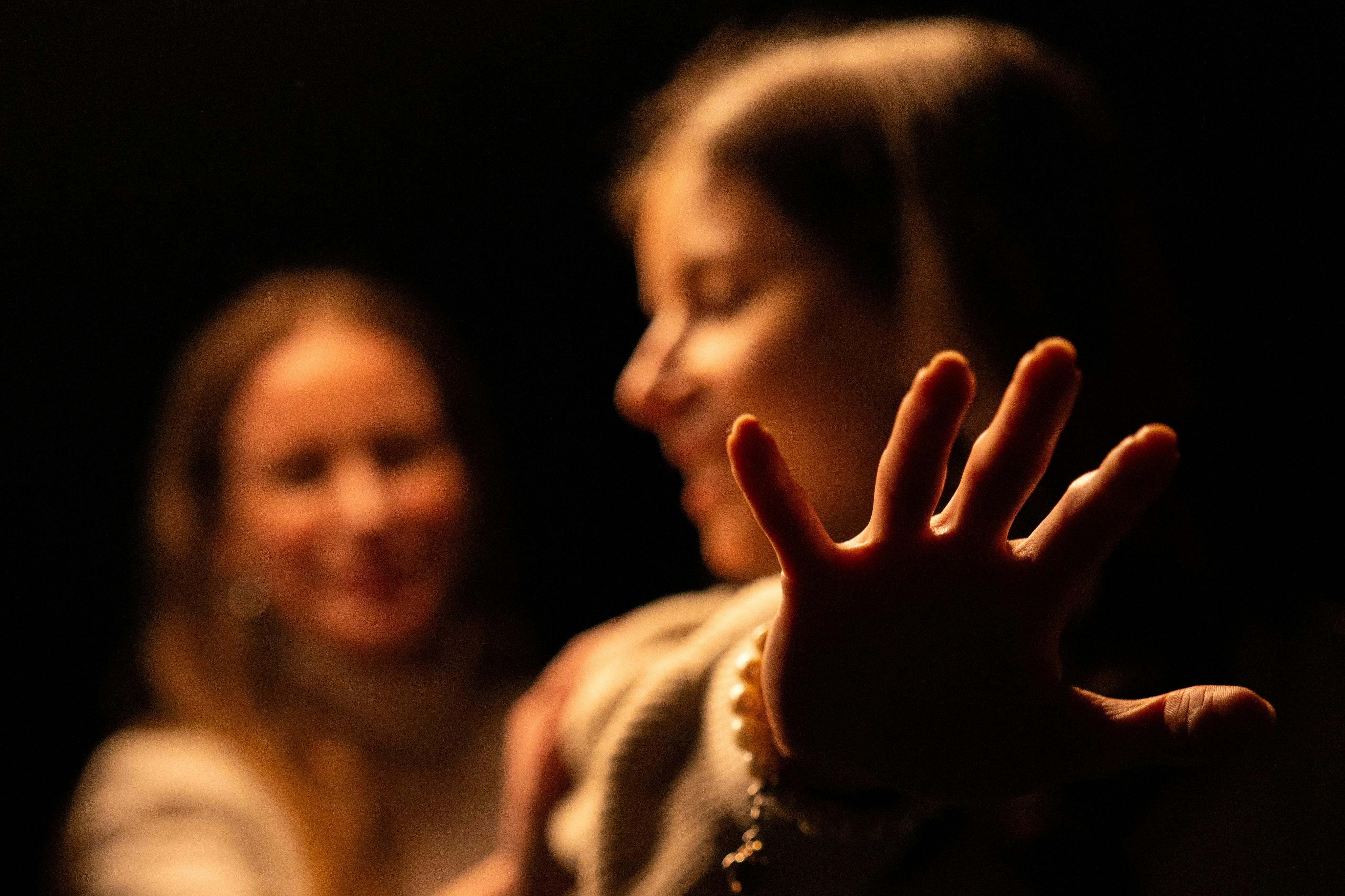 两个女人小心翼翼地穿过黑暗。