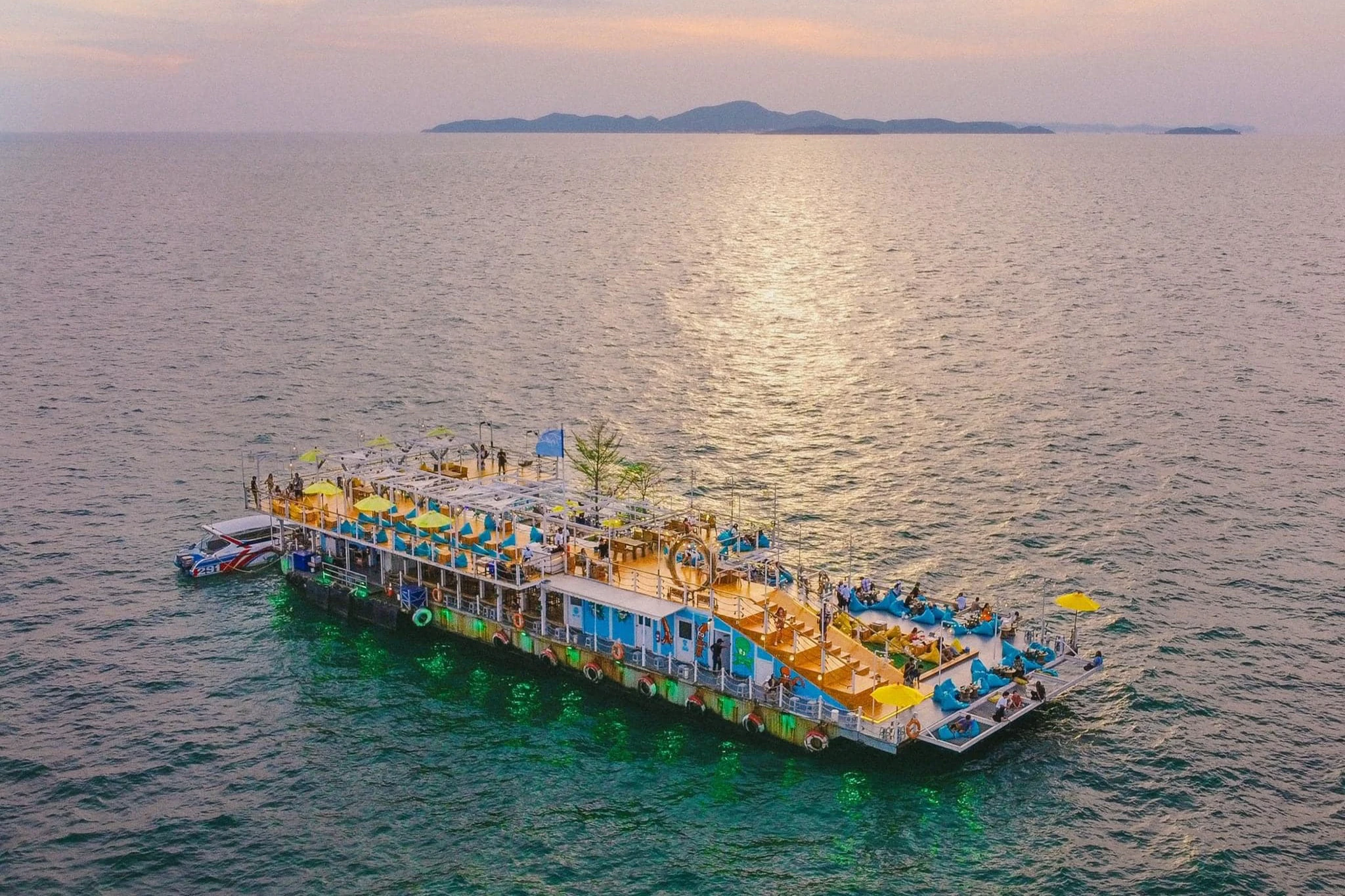Tappia Floating Cafe Pattaya: Drink + Squid Fishing + Transfers