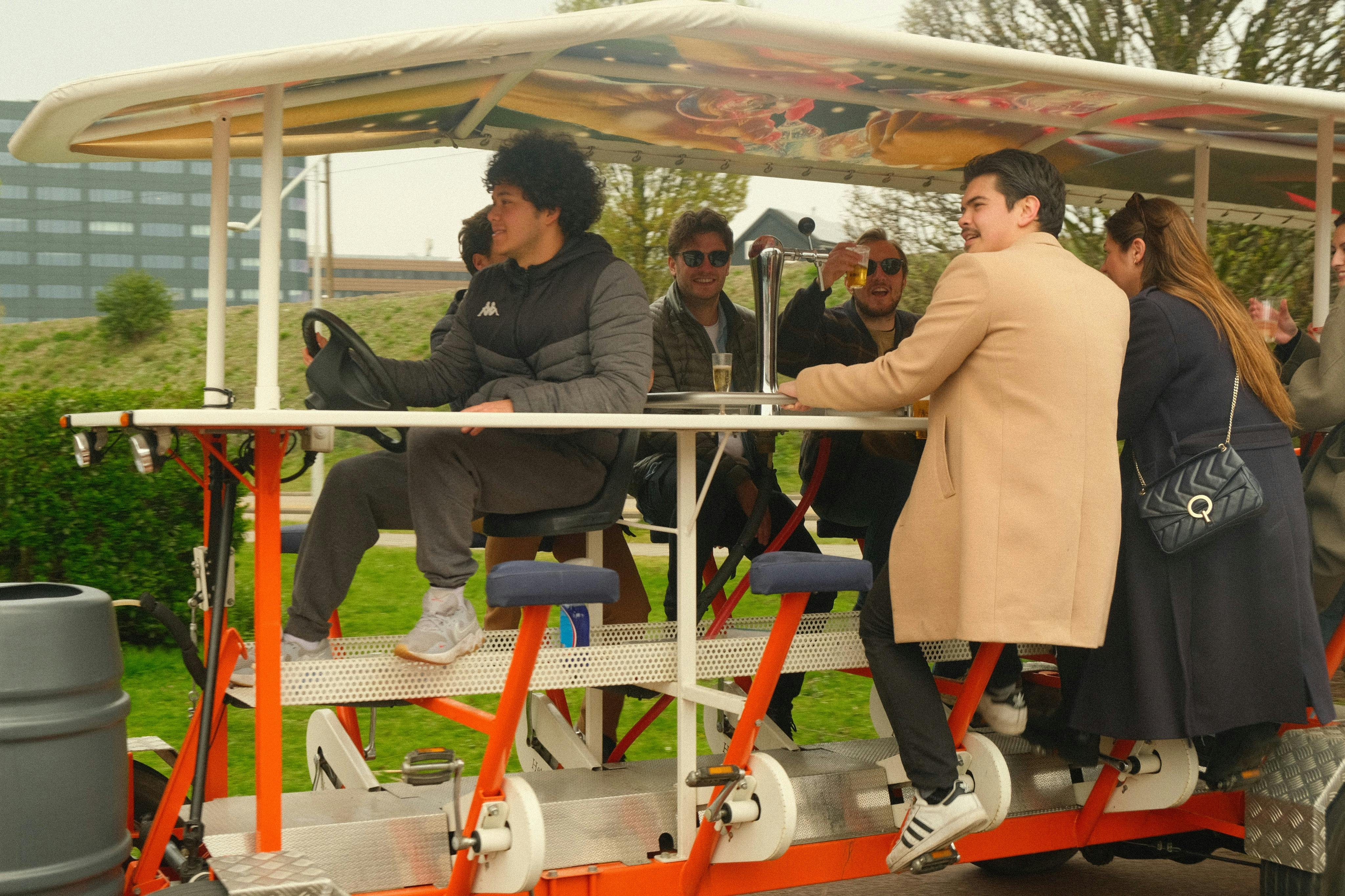 伝説的なアムステルダムのビール自転車を楽しもう