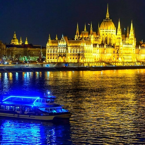 Budapest: Crucero Nocturno por Budapest con Vino y Espectáculo