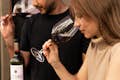 Uma mulher e um homem estão participando de uma degustação de vinhos em Barcelona.