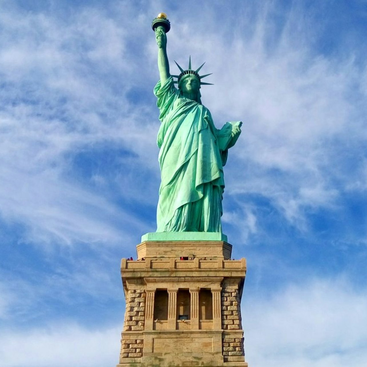 Estatua de la Libertad e isla Ellis: Acceso rápido + Tour desde Battery Park - Alojamientos en Nueva York