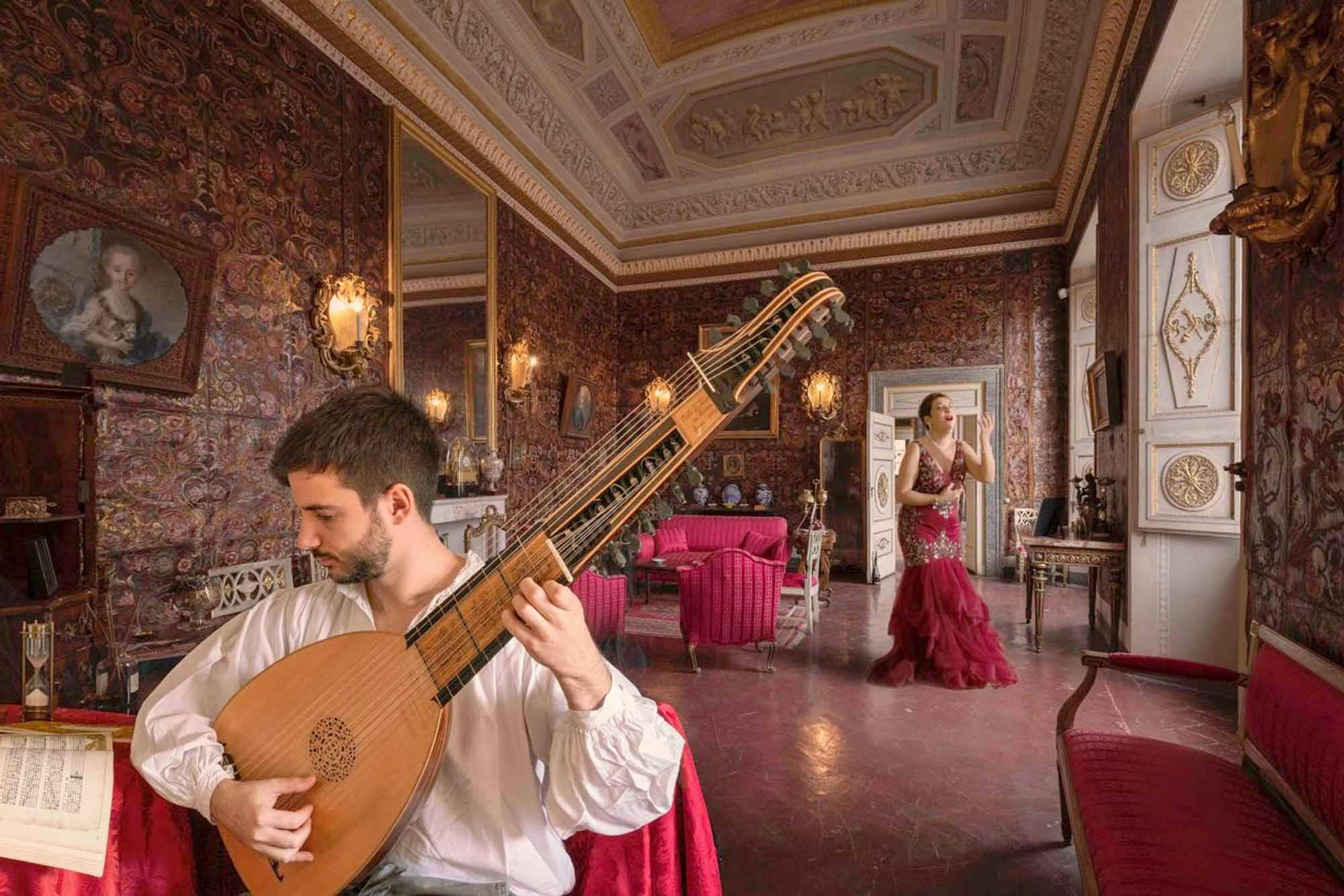 Laissez-vous emporter par la voix mélodieuse de la soprano, accompagnée par le théorbe et la guitare baroque.