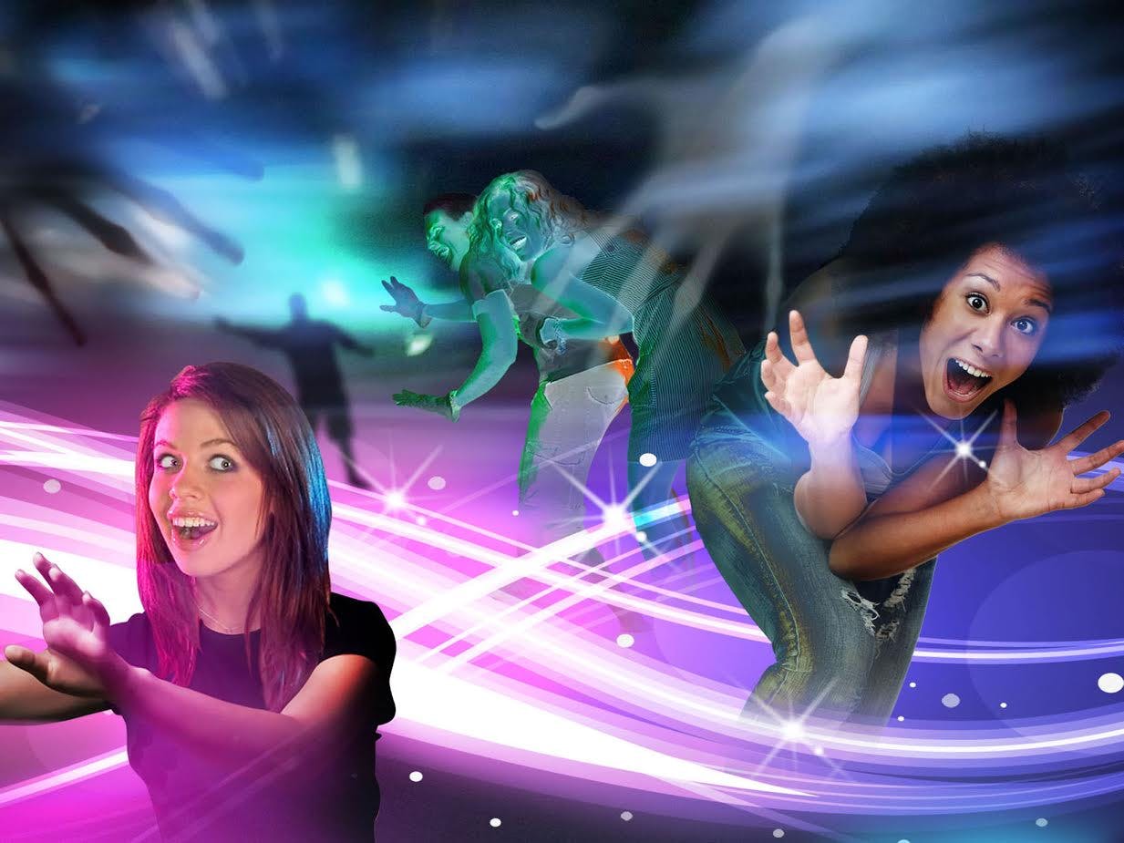 활기차고 화려한 빛줄기와 추상적인 비주얼로 둘러싸인 사람들은 흥분과 충격으로 비명을 지르고 반응합니다.