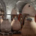 Bodega abovedada para almacenar barriles de vino