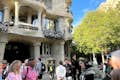 Grupa zwiedzająca wyjątkową architekturę La Pedrera, prowadzona przez eksperta przez arcydzieło Gaudiego.