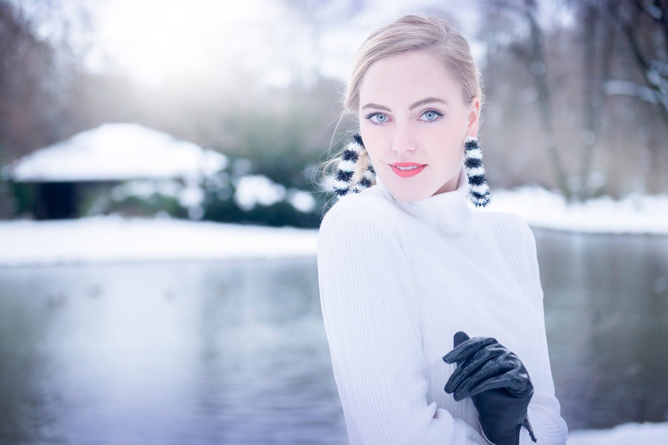 I teach you how to pose and have fun together.
