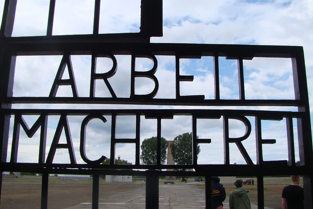 Sachsenhausen & Potsdam: Guided Tour from Berlin