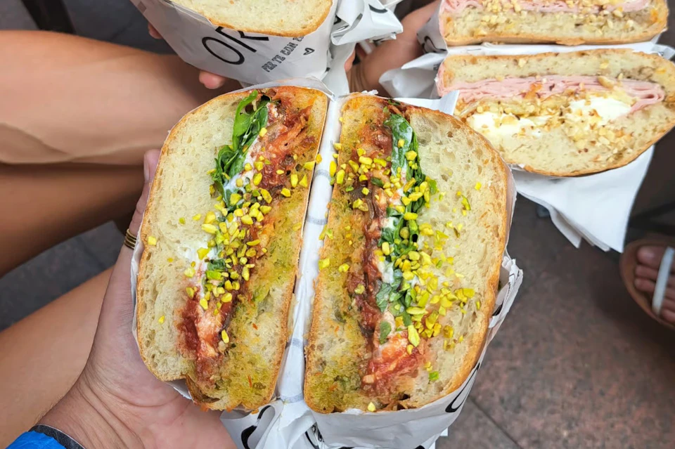 Presentation of a filled sandwich