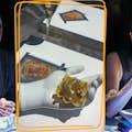Gli ospiti assaggiano il primo piatto di Michelangelo allo spettacolo culinario immersivo Seven Paintings