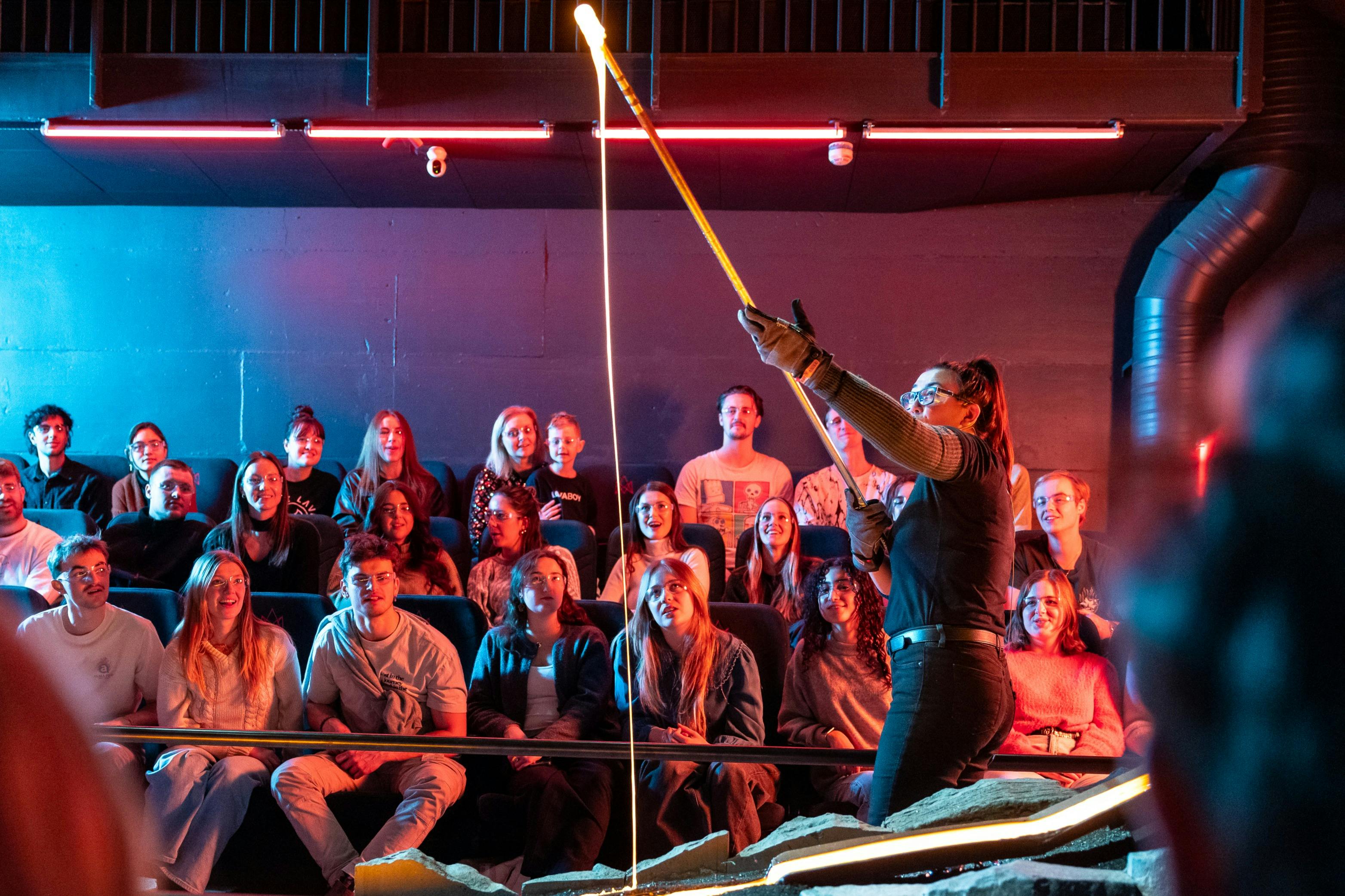 El Maestro de Lava en los Espectáculos de Lava se divierte con la lava.