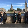 Een groep geniet van hun rondleiding door Inverness