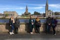 Um grupo desfrutando de seu tour de Inverness