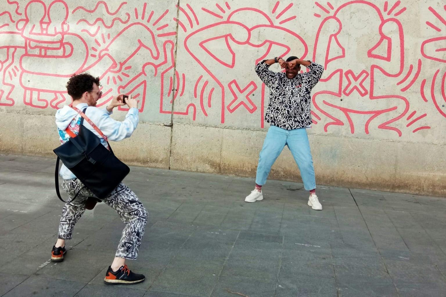 Prendre des photos amusantes devant la peinture murale de Keith Haring