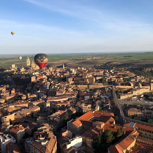 Segovia: Vuelo en globo con desayuno y cava