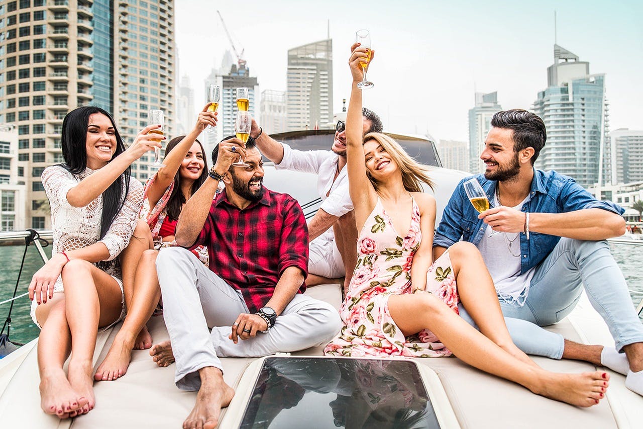 在我们的豪华日落游艇之旅中品尝、航行和品味这一刻。🍹⛵#日落畅游#豪华游艇体验