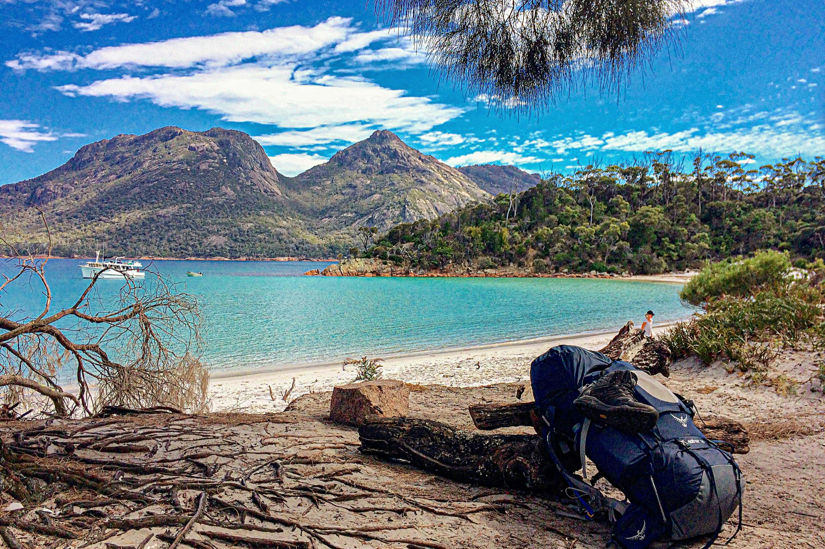 ワイングラスベイのキャンプ場から眺めるハザード山脈