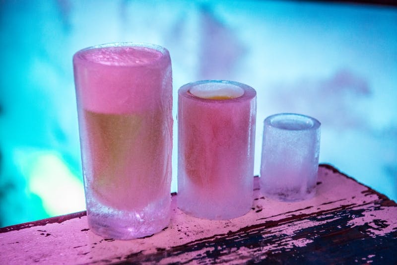 bevande in bicchieri ghiacciati