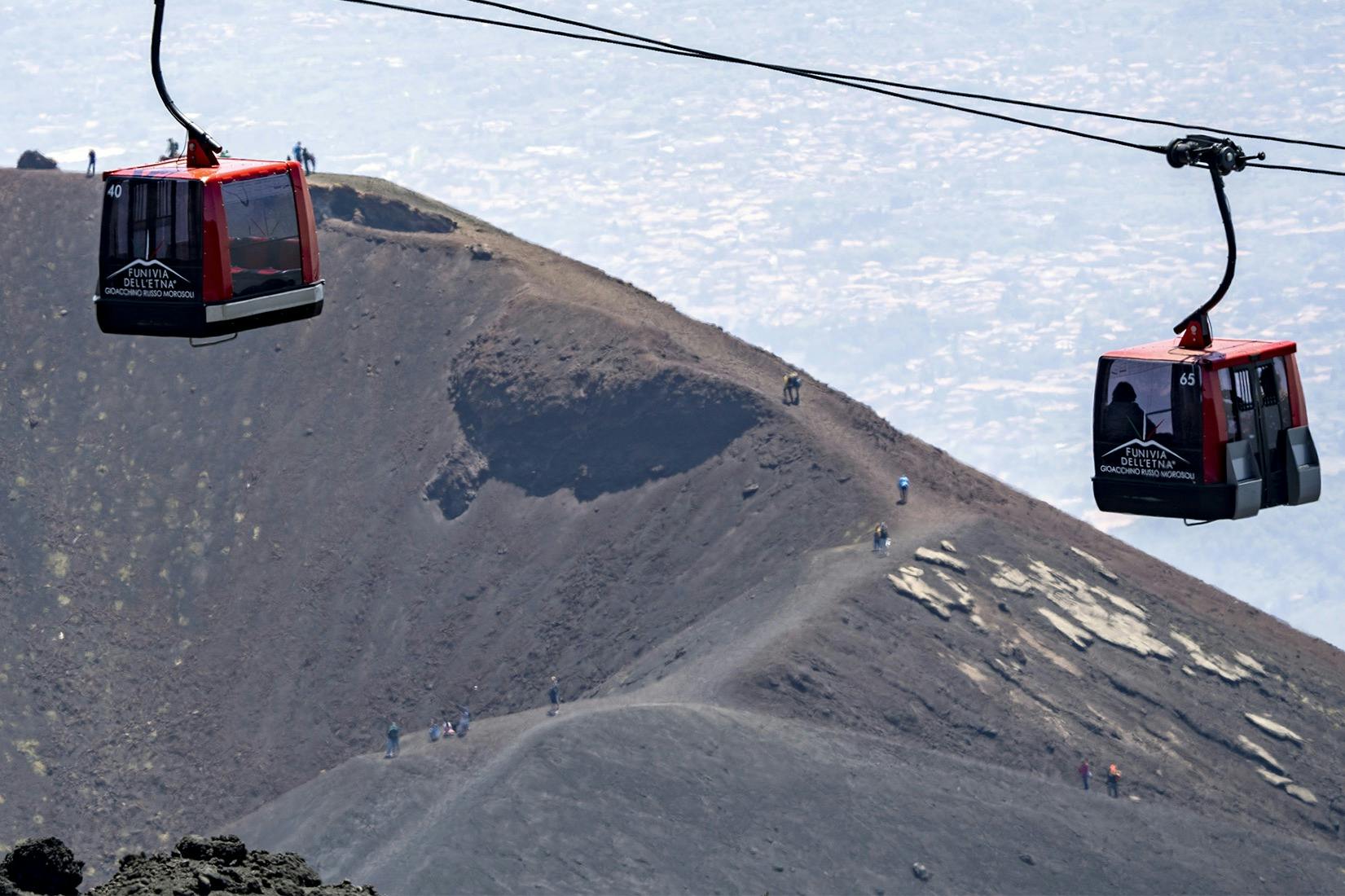 Δύο καμπίνες πάνω από έναν εξαφανισμένο κρατήρα