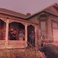 Caza de fantasmas en el porche de una casa victoriana encantada