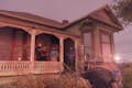 Caza de fantasmas en el porche de una casa victoriana encantada