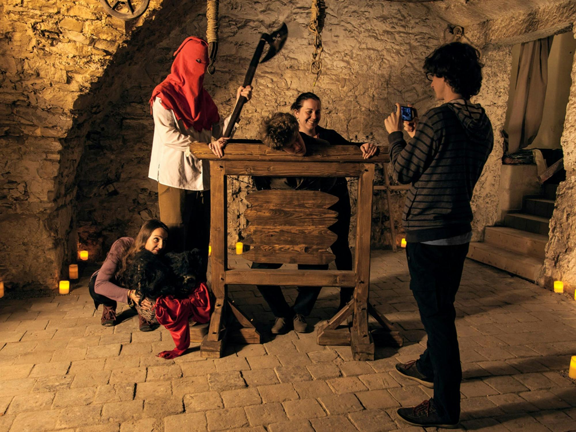 한 명은 중세 주식에, 다른 한 명은 빨간 두건을 쓰고 도끼를 들고 있는 던전 같은 분위기의 사람들.