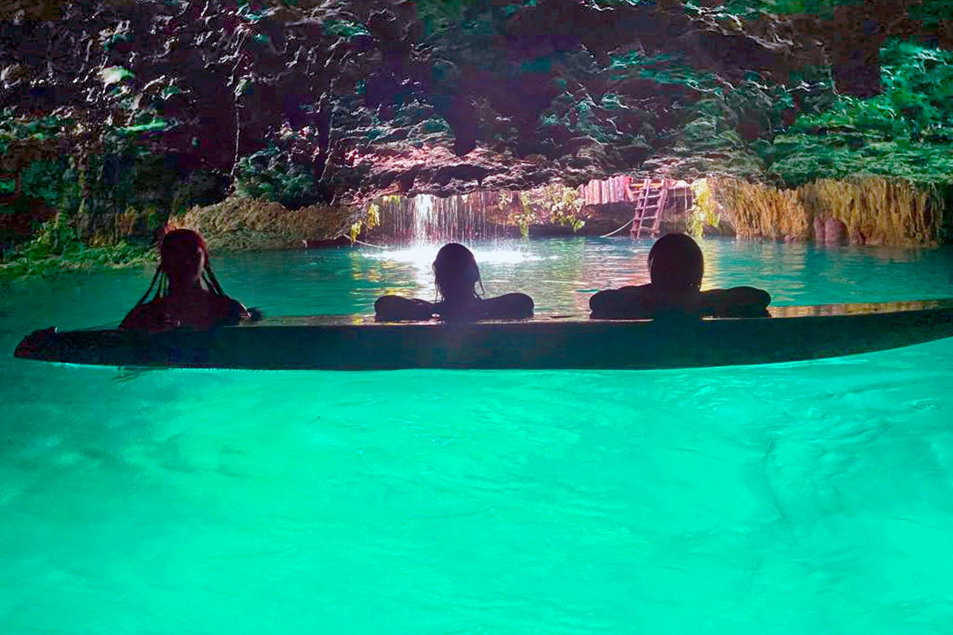 세노테 동굴에서 패들보드 타기