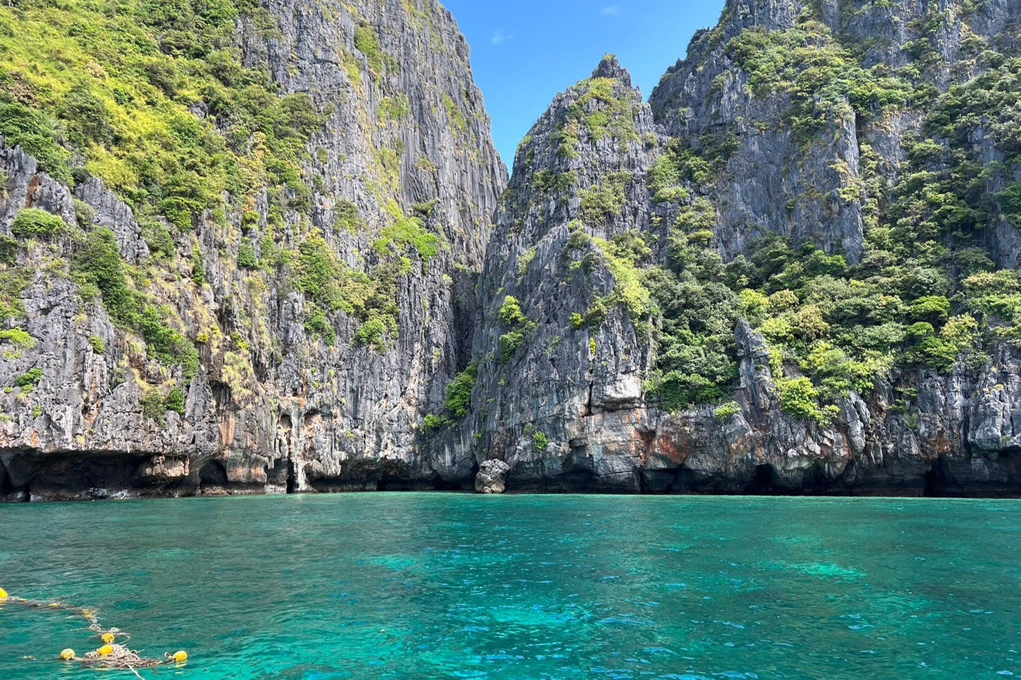 Monkey Beach est un endroit où vivent de nombreux macaques habitués aux touristes.